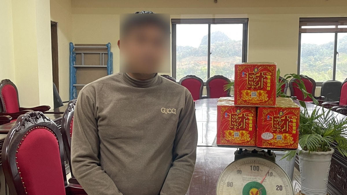 Vận chuyển pháo nổ, bị bắt