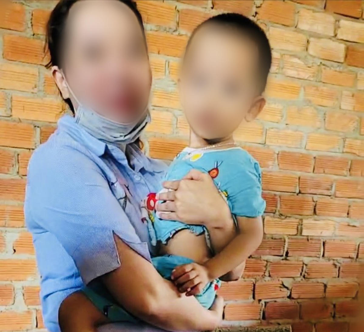 Hai mẹ con chị P.