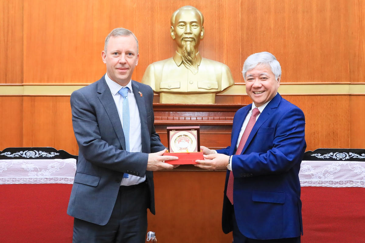 Chủ tịch Đỗ Văn Chiến tặng quà lưu niệm cho Đại sứ Gareth Ward. Ảnh: Quang Vinh.