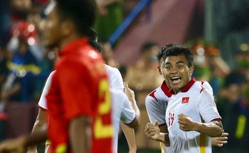 Tiền đạo Hồ Thanh Minh ăn mừng bàn thắng nâng tỉ số lên 2-0.