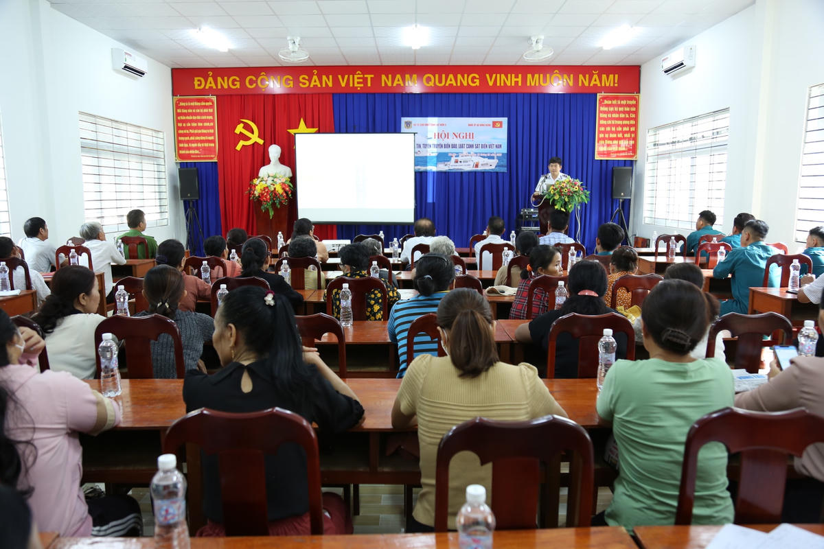 Hàng trăm cán bộ, đảng viên, chủ tàu cá, thuyền viên, ngư dân trên địa bàn tỉnh Bà rịa - Vũng Tàu tham gia buổi tuyên truyền.