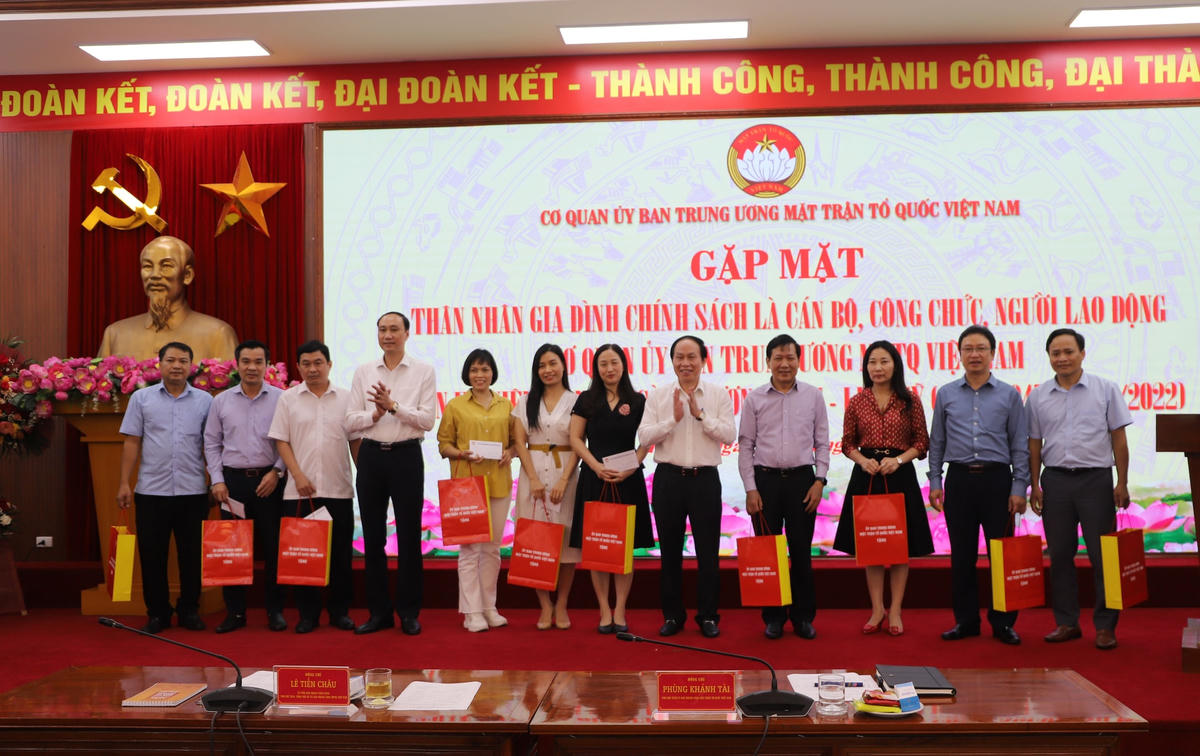 Phó Chủ tịch – Tổng Thư ký Lê Tiến Châu, Phó Chủ tịch Phùng Khánh Tài tặng quà thân nhân các gia đình chính sách.