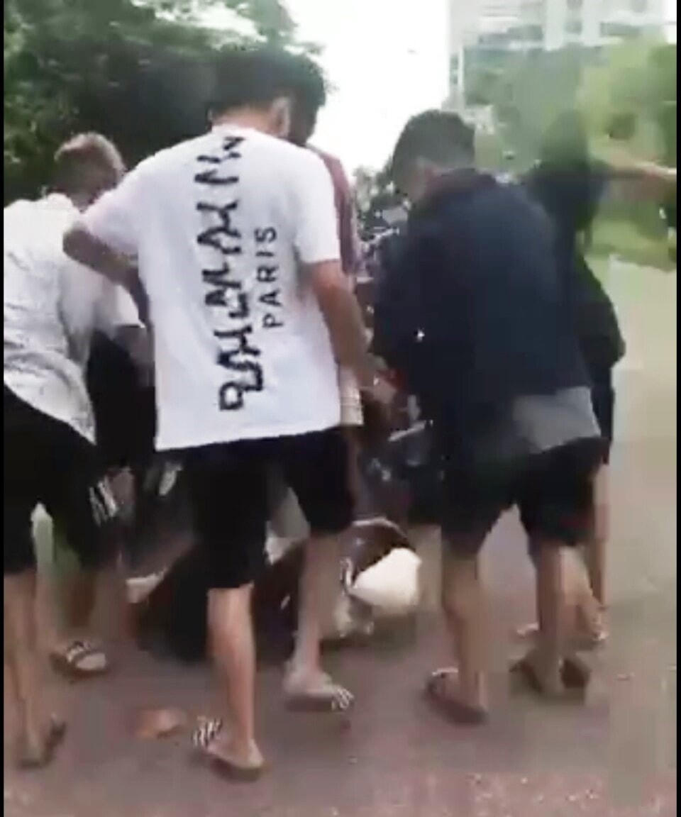 Nhóm nam sinh 6-7 người liên tiếp dùng chân đạp, đá, lấy mũ cối đánh vào người N.B.A.