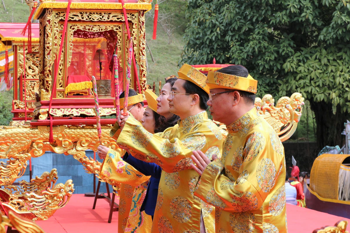 Lãnh đạo tỉnh Quảng Ninh và lãnh đạo TP Cẩm Phả dâng hương tại Đền Thượng.