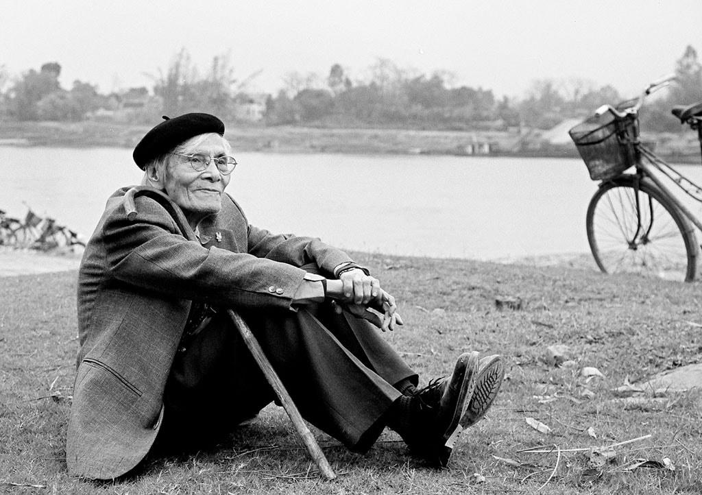 Nhà thơ Hoàng Cầm bên dòng sông Đuống. Ảnh: Nguyễn Đình Toán.  