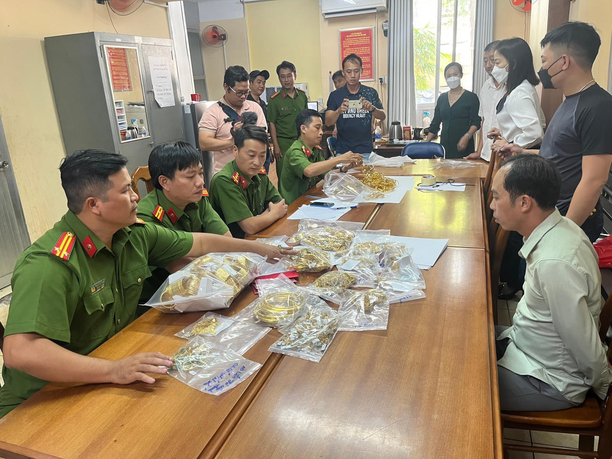 Các chiến sĩ công an lấy lời khai và kiểm kê số tài sản do đối tượng này cướp của tiệm vàng tại quận 12, TP HCM.