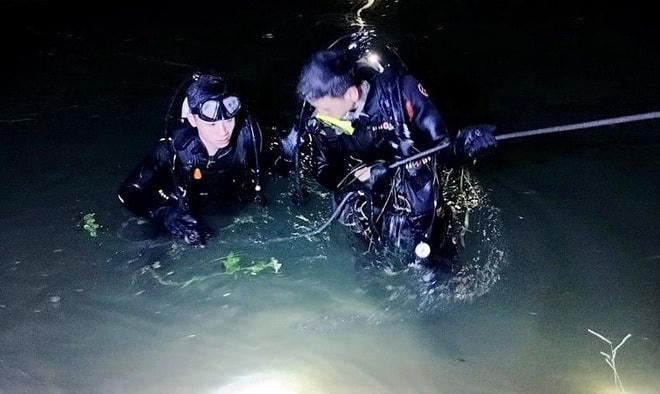 Lực lượng PCCC và CHCN tham gia trục vớt thi thể lên bờ.