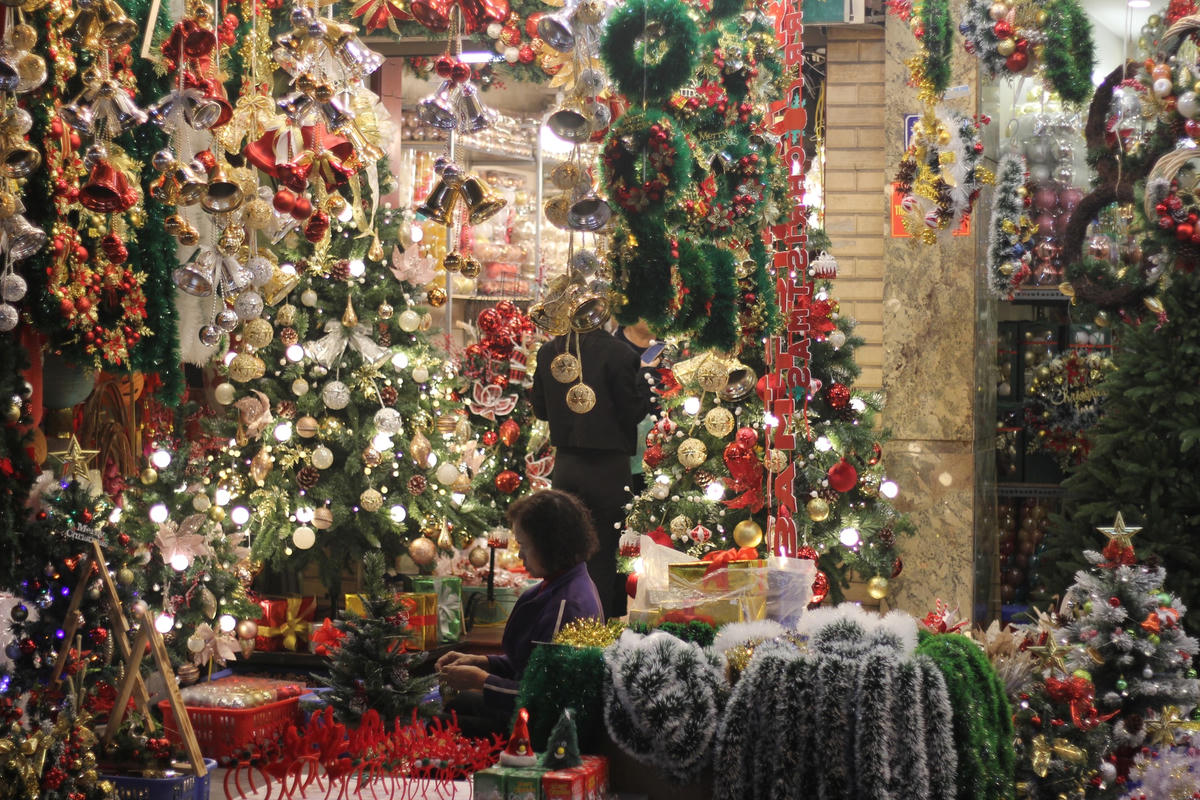 Cây thông Noel, vòng lá mùa vọng, chuông Giáng sinh, bờm tuần lộc,..."chiếm sóng" ở khắp các cửa hàng. 