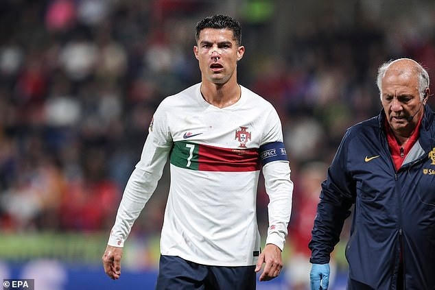 Ronaldo nỗ lực thi đấu đến hết trận, anh không ghi bàn nhưng khiến đội nhà bị thổi phạt đền (Ảnh: EPA).