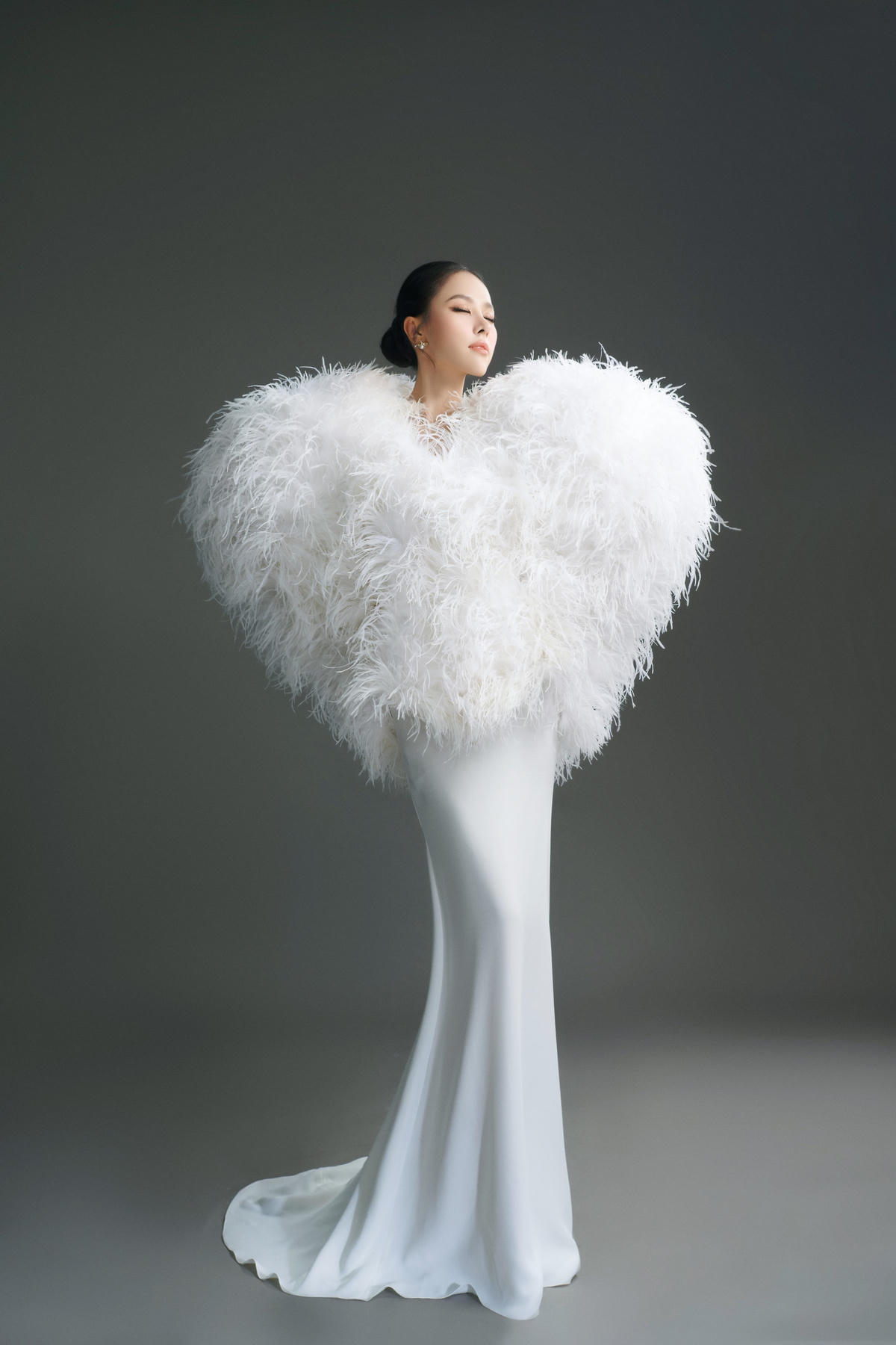 Ngọc Hằng khoe sắc trong sắc trắng nhẹ nhàng, thanh khiết. Ảnh: NVCC. 