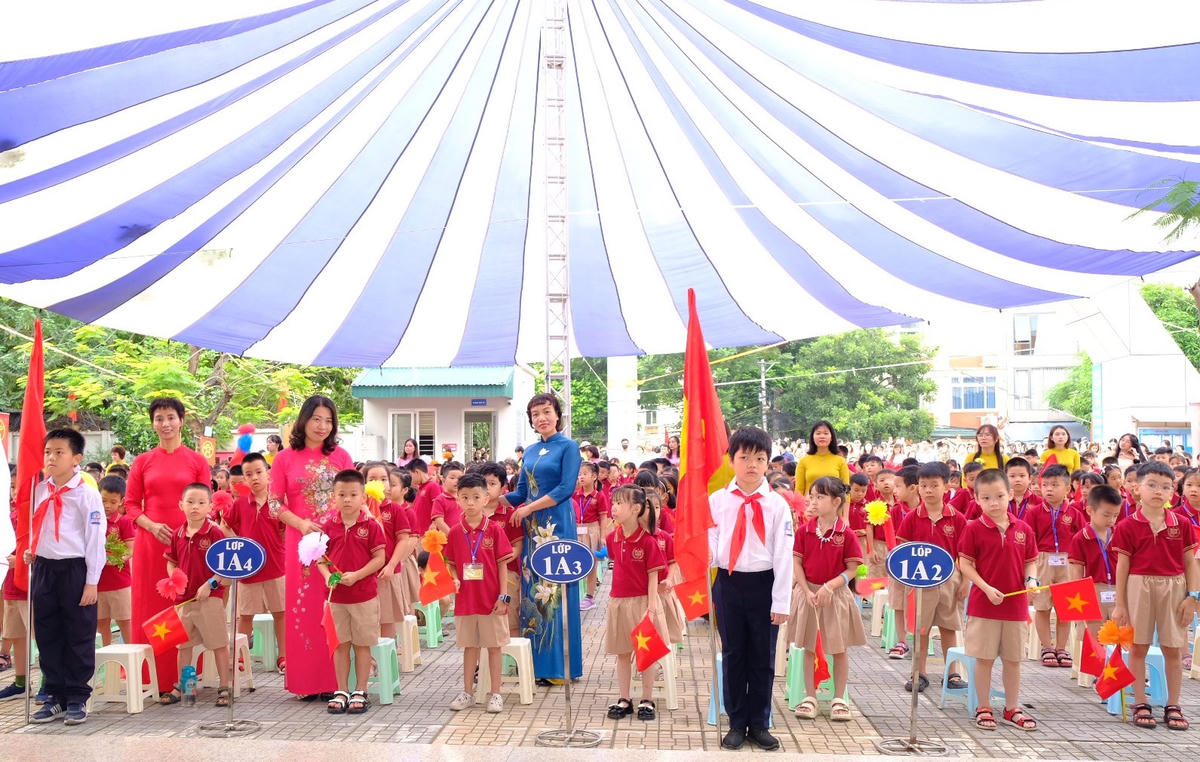 Ban Giám hiệu Trường tiểu học Đại Kim đón chào các em học sinh khối lớp 1.