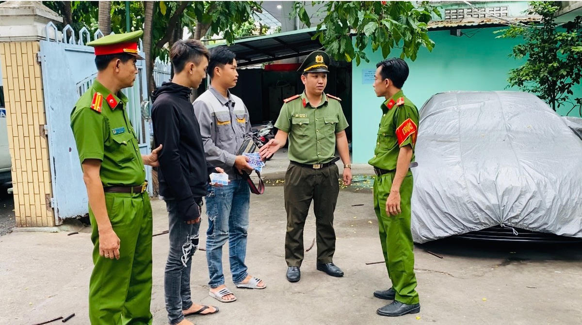 Công an bàn giao một đối tượng quảng cáo bẩn cho địa phương quản lý, giáo dục.