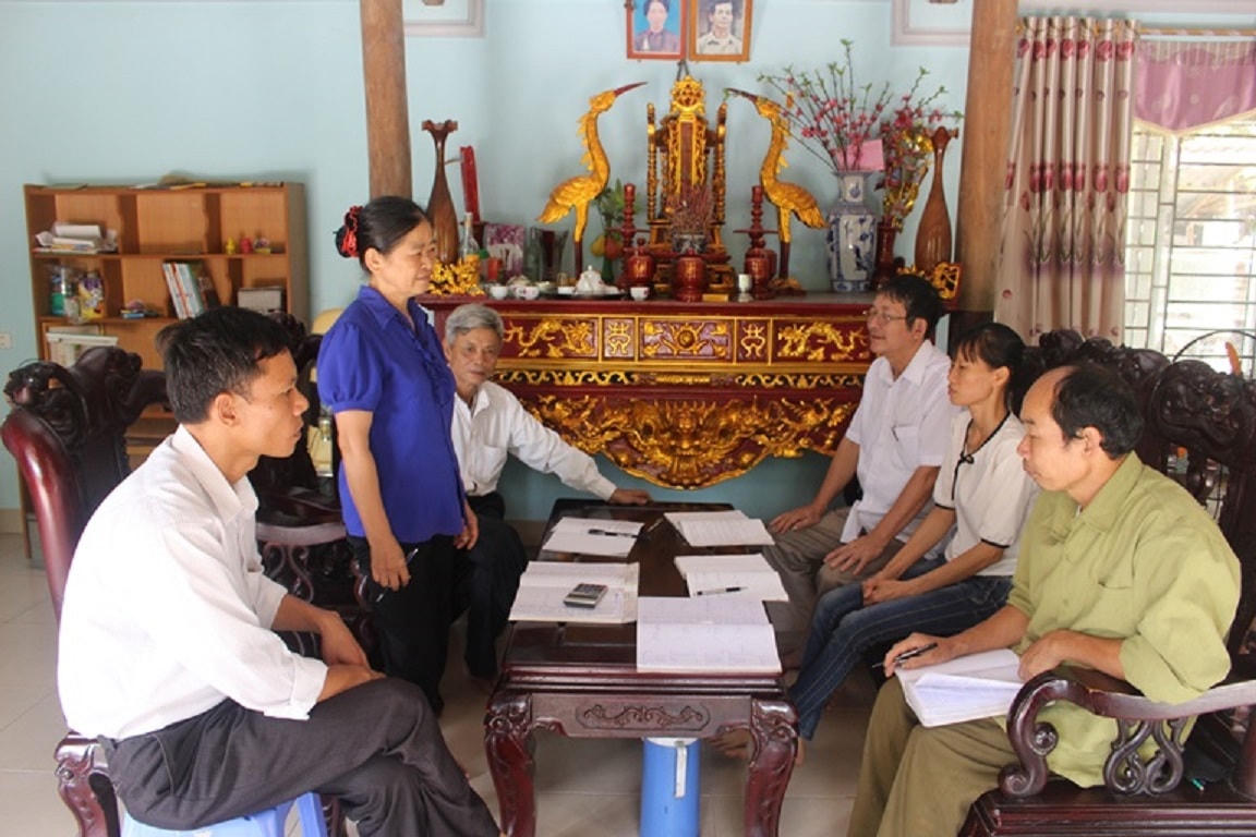 Ban Công tác Mặt trận xã Nghĩa Hiệp, huyện Yên Mỹ tuyên truyền, vận động bà con thực hiện tốt các chủ trương của Đảng, Nhà nước.  
