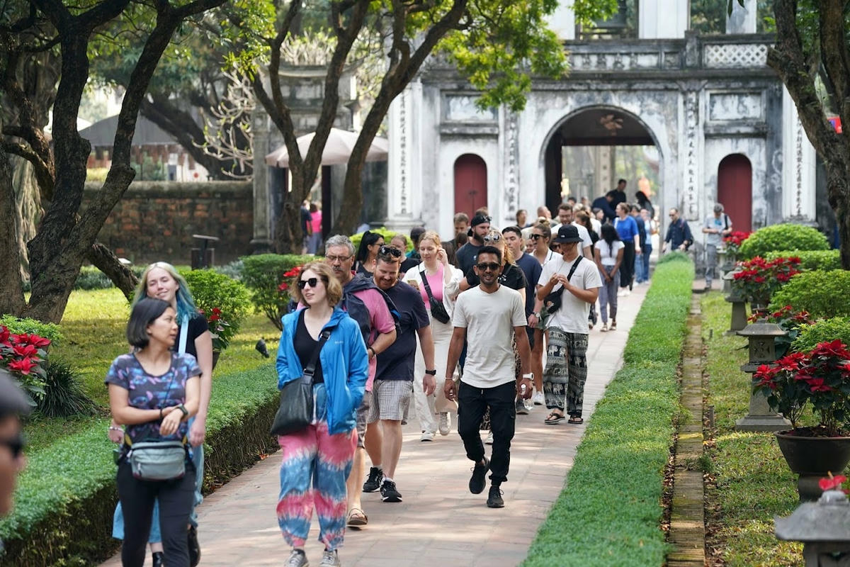 Du khách quốc tế thăm Văn Miếu - Quốc Tử Giám, Hà Nội. Ảnh: Quang Vinh.  