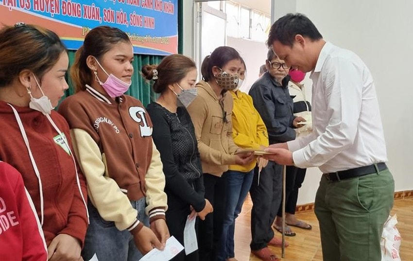 Ông Dương Minh Danh, Tổng giám đốc Công ty CP Thiết bị công nghiệp Sài Gòn, trao quà cho các hộ nghèo.