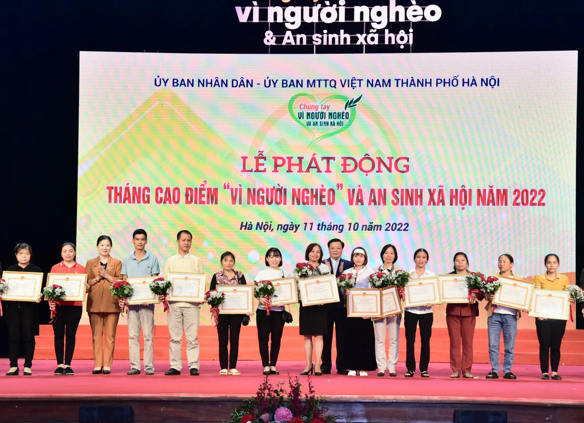 Ông Đinh Tiến Dũng, Bí thư Thành ủy Hà Nội và bà Trương Thị Ngọc Ánh, Phó Chủ tịch Ủy ban Trung ương MTTQ Việt Nam tặng bằng khen cho 17 gia đình tiêu biểu vươn lên thoát nghèo.