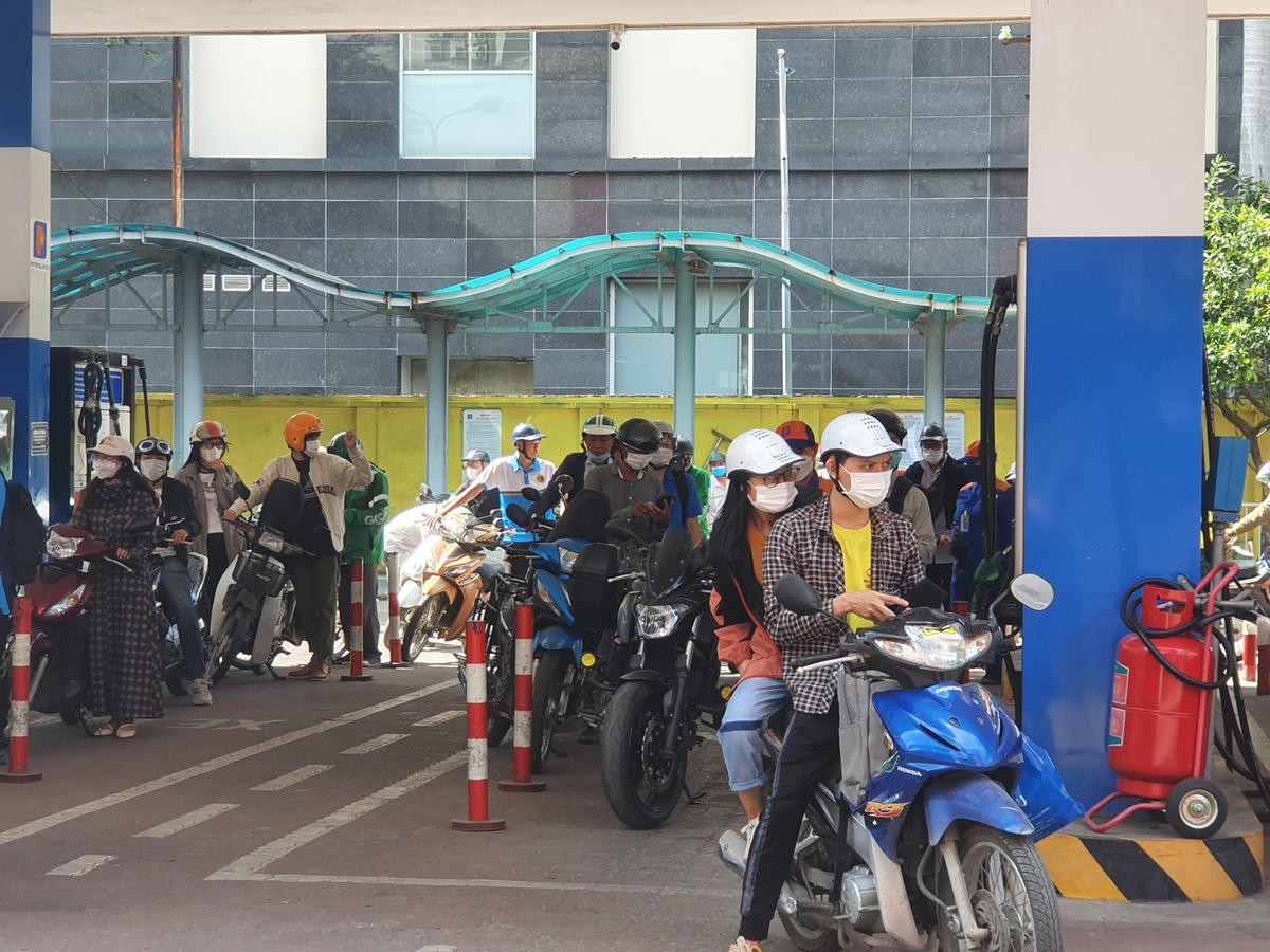 Tại cây xăng Xuân Thuỷ (quận Cầu Giấy) trung bình chỉ mất từ 5-7 phút chờ đợi, người dân đã có thể đổ xăng.