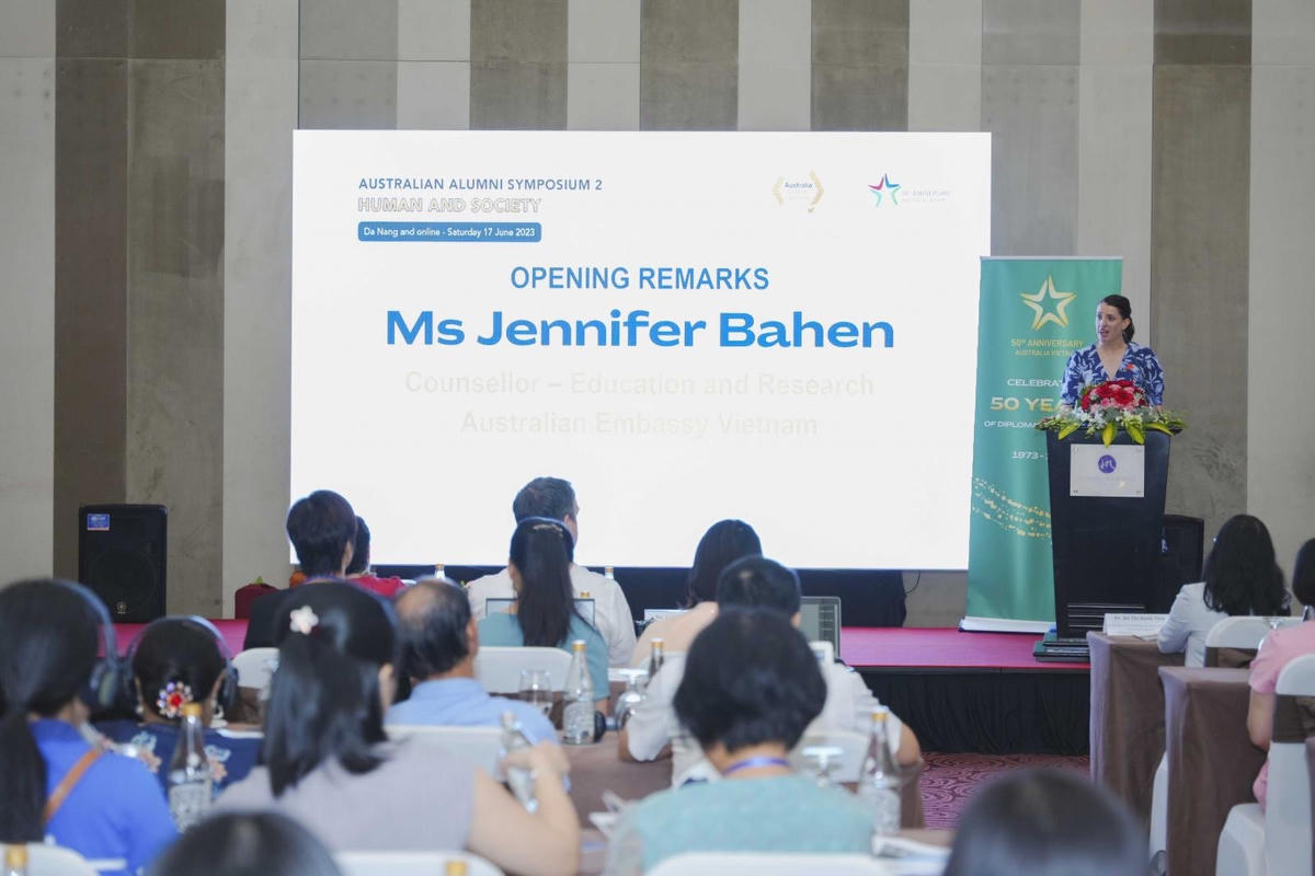 Bà Jenifer Bahen, Tham tán Giáo dục và Nghiên cứu của Đại sứ quán Australia tại Việt Nam phát biểu khai mạc.