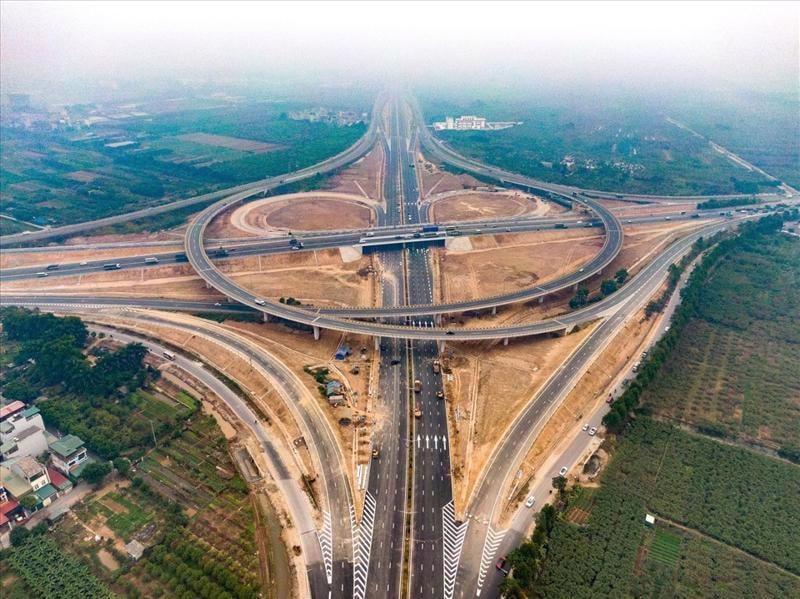 Tập trung đẩy mạnh giải ngân vốn đầu tư công để phục hồi và phát triển kinh tế.