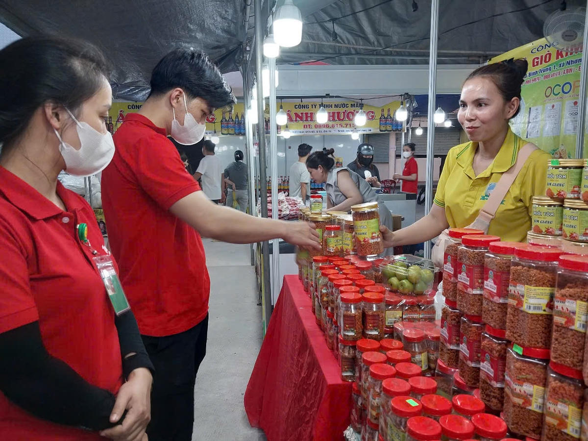 Công nhân sắm Tết