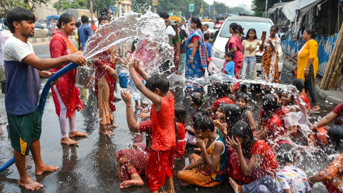 Nắng nóng ở Kolkata, Ấn Độ, năm 2023.