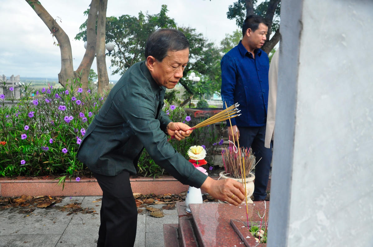 Đoàn công tác dâng hương tại mộ các anh hùng liệt sĩ đang yên nghỉ ở Nghĩa trang liệt sĩ Quốc gia Đường 9.