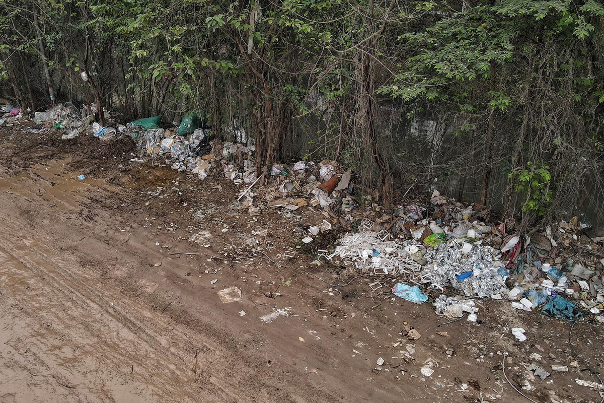 Bên vệ tuyến đường này còn tràn ngập rác thải.