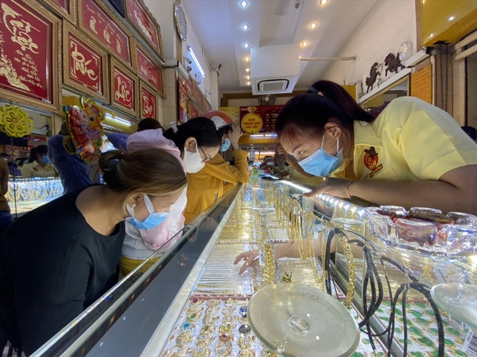 Lãi suất ngân hàng đã hạ nhiệt, vàng là kênh được nhiều nhà đầu tư lựa chọn.