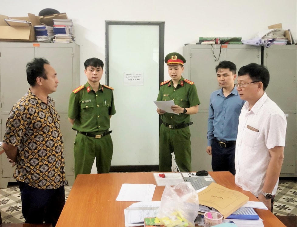 Cơ quan CSĐT đọc quyết định khởi tố, bắt tạm giam đối với Vũ Anh Tuấn.