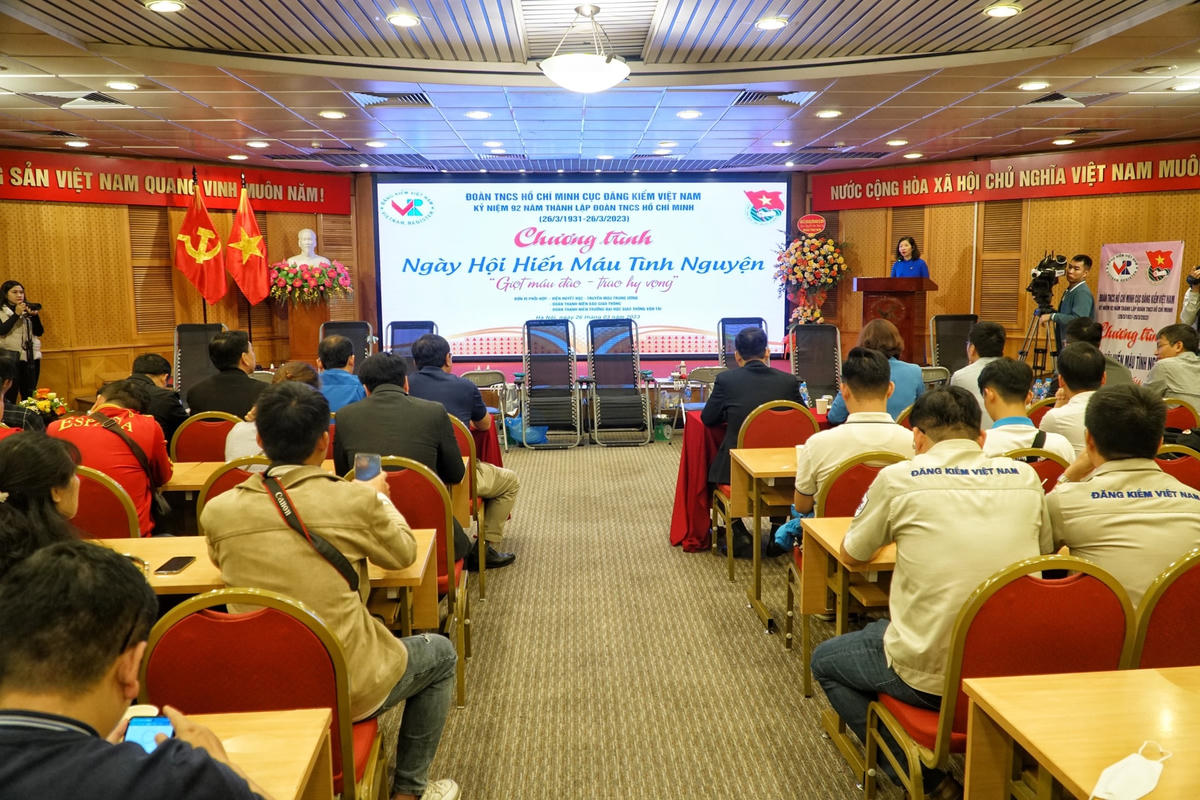 Phát biểu tại chương trình hiến máu tình nguyện “Giọt máu đào - Trao hy vọng” , ông Bùi Công Diễn, đại diện Đoàn thanh niên Cục Đăng kiểm Việt Nam chia sẻ, đây là một ngày đặc biệt khi lần đầu tiên sau 6 tháng, tại Cục Đăng kiểm Việt Nam lại rực rỡ cờ hoa, tràn đầy sức sống.
