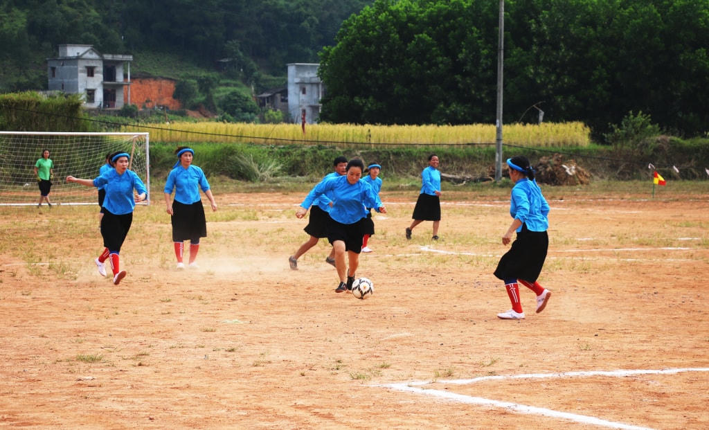 Giải bóng đá nữ Hội Mùa vàng Bình Liêu năm 2022 với sự tham gia của gần 100 cầu thủ nữ. Ảnh: QMG.