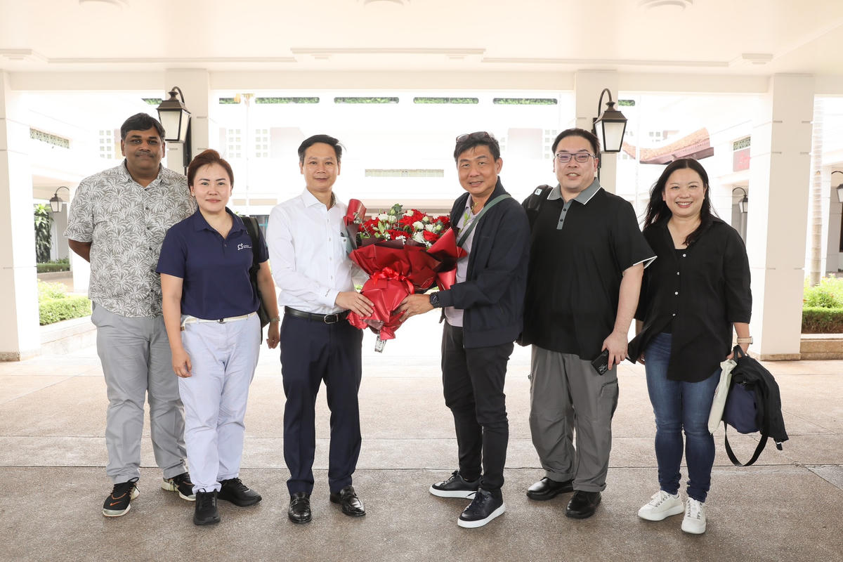 Đại diện UBTƯ MTTQ Việt Nam tặng hoa chúc mừng Đoàn đại biểu cấp cao Hiệp hội Nhân dân Singapore. Ảnh: Quang Vinh.