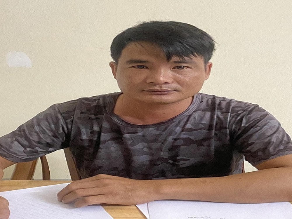 Đối tượng Võ Chí Công ra đầu thú tại cơ quan công an sau gần 2 năm trốn truy nã.