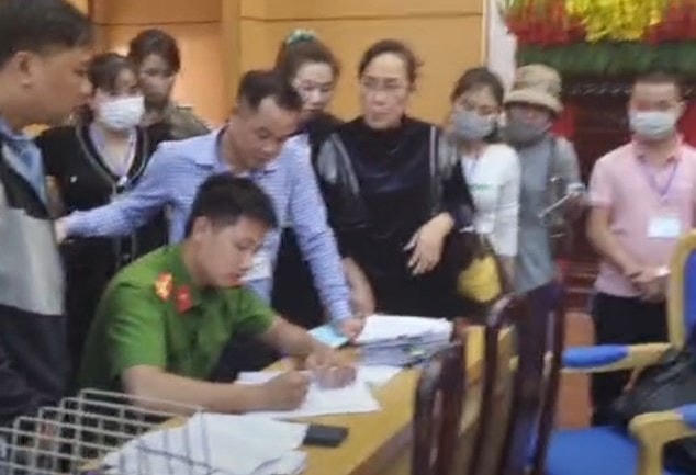 Ngày 22/10, khi thấy cuộc đấu giá 52 ô đất ở Tam Nông có dấu hiệu bất thường, người tham gia đã mời công an vào cuộc.  
