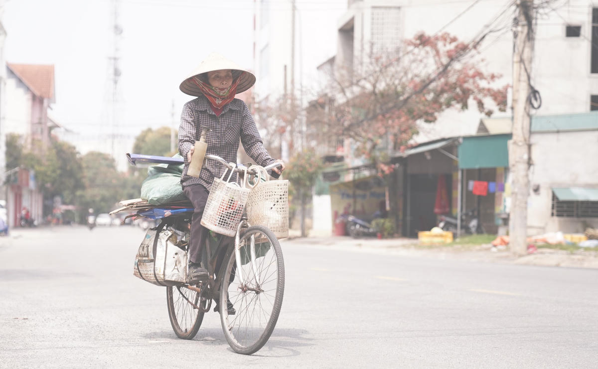 Với chiếc xe đạp cà tàng, cái nón rách, hàng ngày chị Thu vẫn di chuyển chầm chậm xung quanh các điểm tập kết rác thải, miệt mài tìm kiếm những phế liệu bị vứt bỏ.