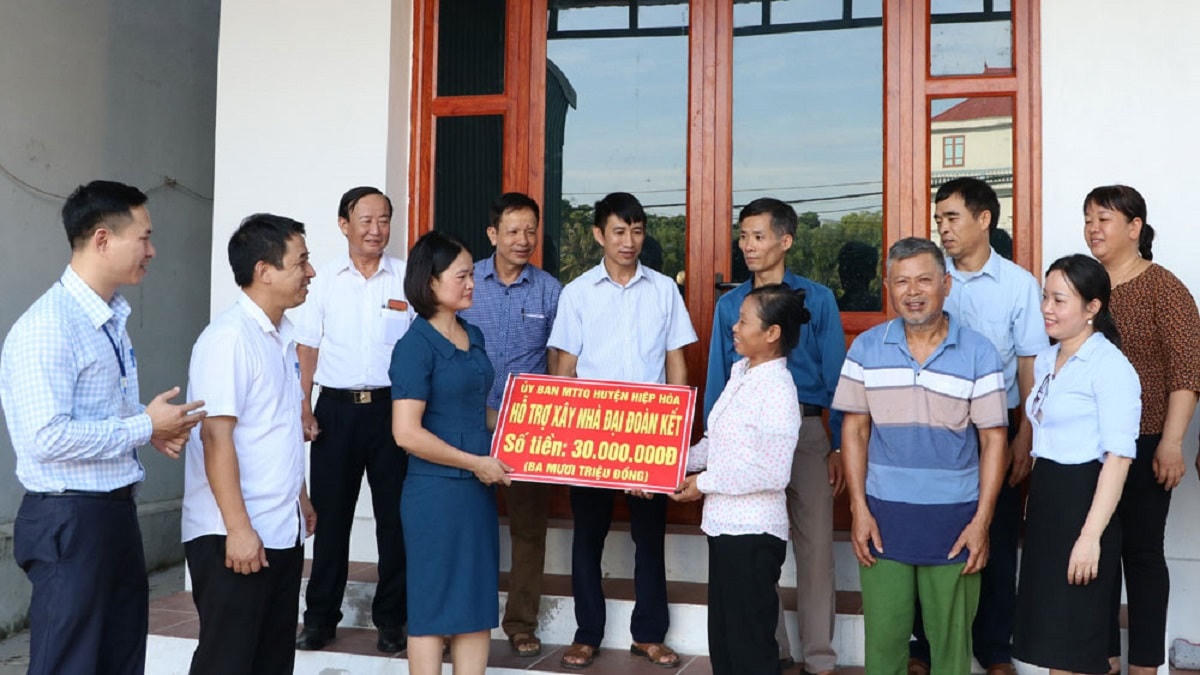 Ủy ban MTTQ huyện Hiệp Hòa trao tiền hỗ trợ làm nhà cho người nghèo trên địa bàn. Ảnh: Phương Nhung.