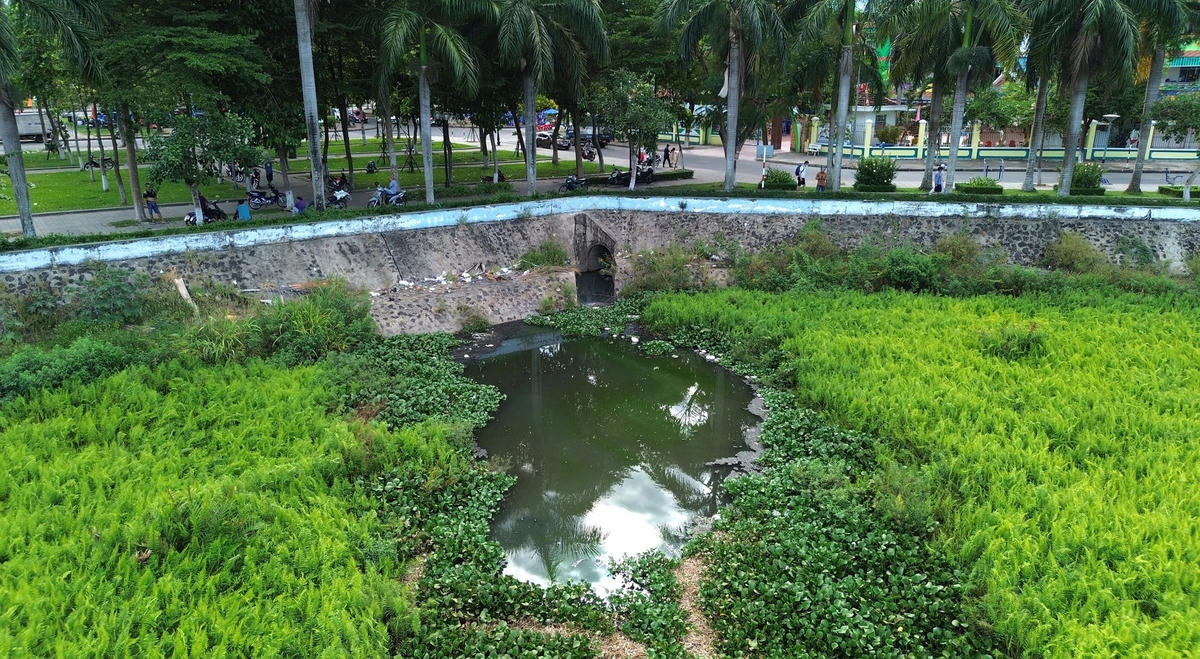 Nước thải hồ điều hòa Nghĩa Chánh bốc mùi hôi.