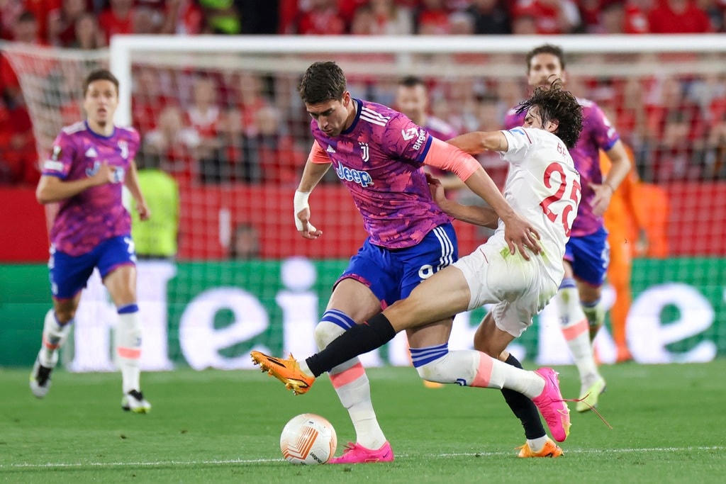 Sevilla (trắng) loại Juventus ở bán kết Europa League (Ảnh: AP).