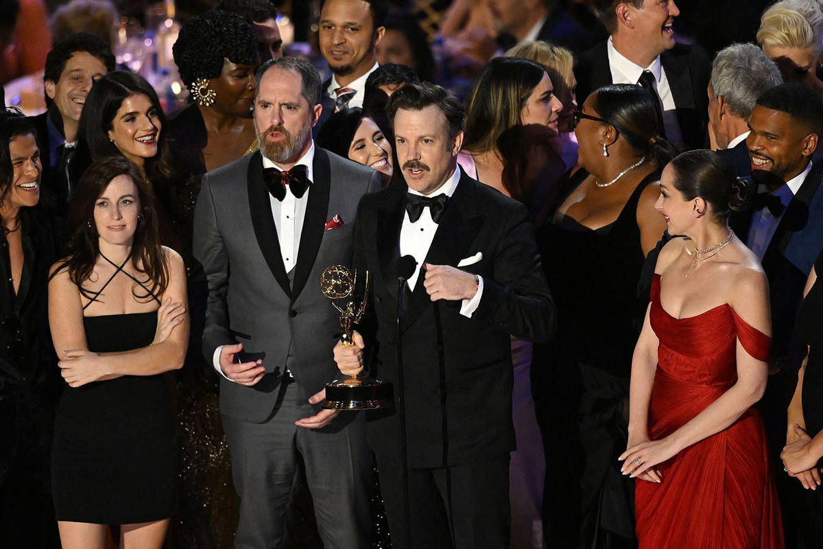 Nam diễn viên Jason Sudeikis (người cầm giải thưởng) nhận giải Emmy cho loạt phim hài xuất sắc cùng với dàn diễn viên và đoàn phim "Ted Lasso". Ảnh: Getty Images.