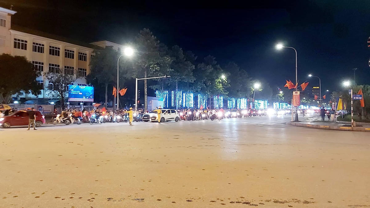Khi người dân đổ ra đường ăn mừng chiến thắng ngày càng nhiều, Công an TP Vinh đã bố trí lực lượng CSGT trực, phân luồng tránh ùn tắc.