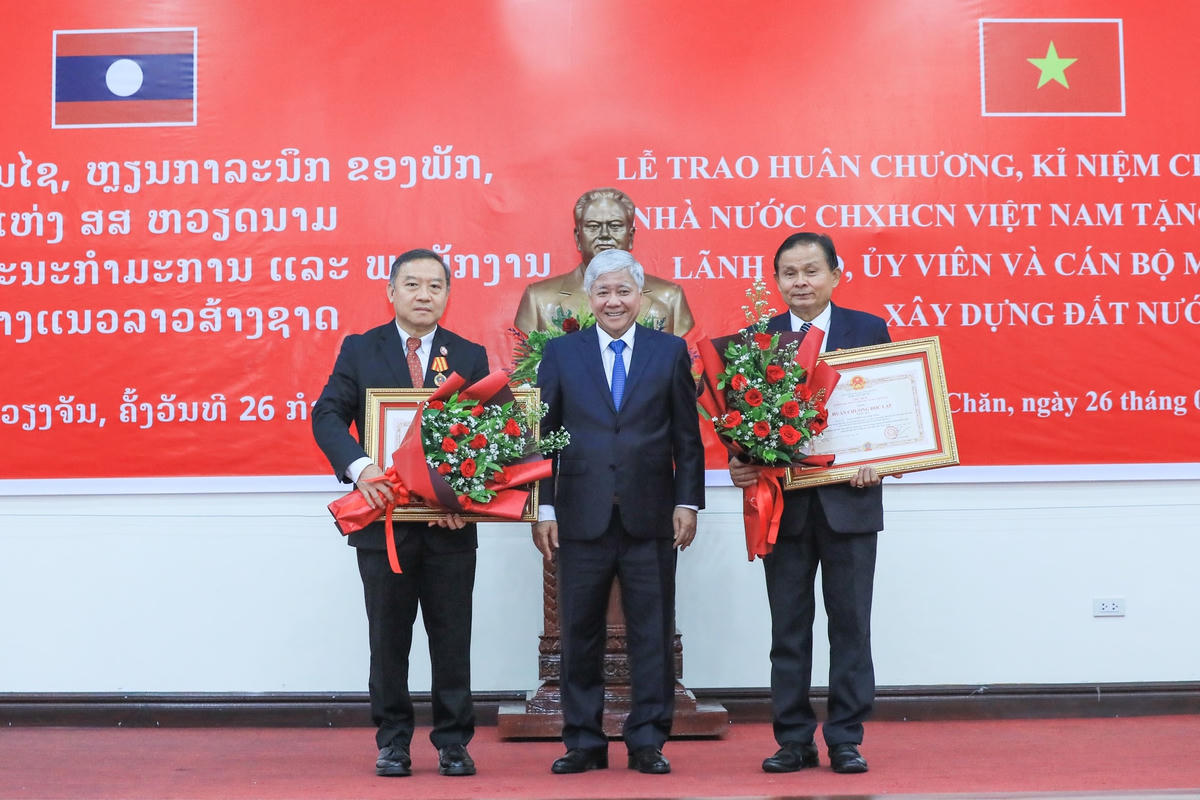Chủ tịch UBTƯ MTTQ Việt Nam Đỗ Văn Chiến trao Huân chương Độc lập hạng Ba cho ông Chanpheng Southivong - Phó Chủ tịch Trung ương Mặt trận Lào xây dựng đất nước; ông Ot Phongsavanh - Phó Chủ tịch Trung ương Mặt trận Lào xây dựng đất nước. Ảnh: Quang Vinh.
