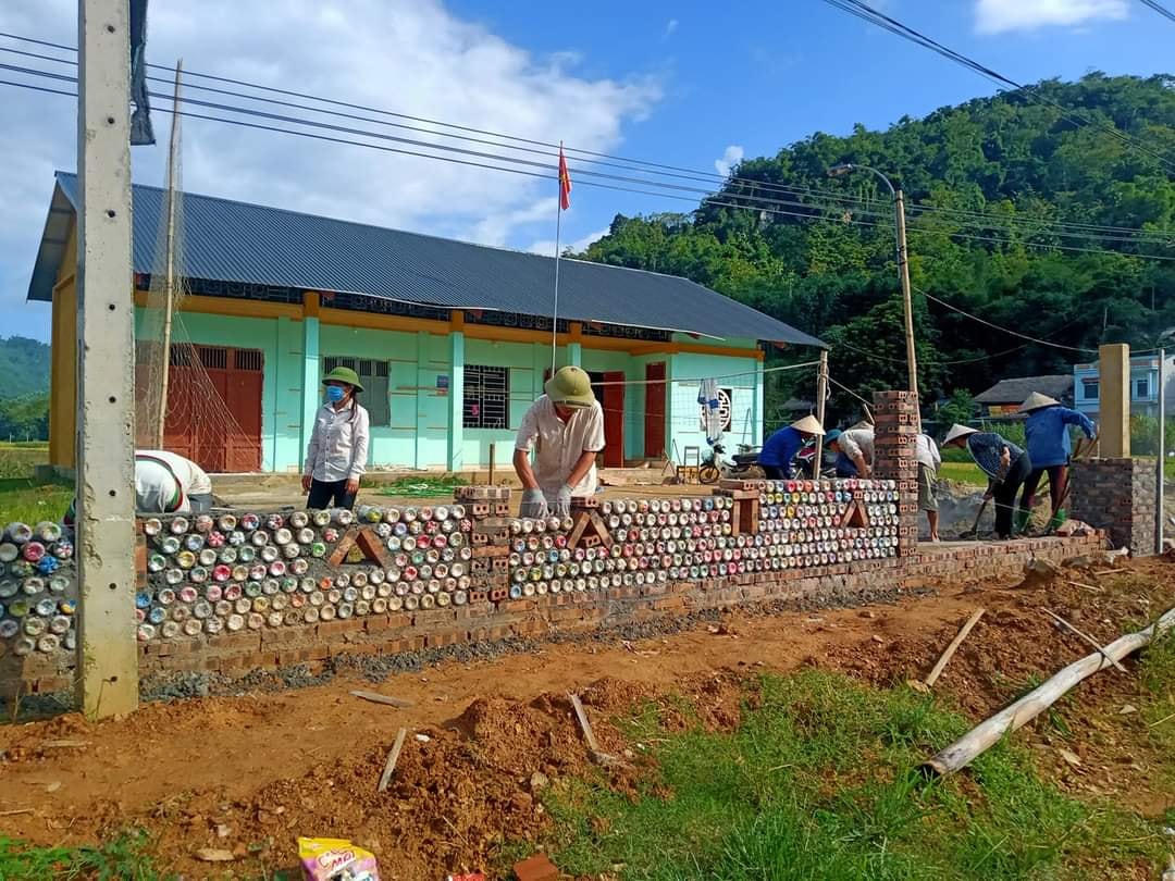 Khu dân cư Khun Mạ, xã Tri Phú tận dụng chai nhựa làm gạch sinh thái xây dựng khuôn viên nhà văn hóa thôn.