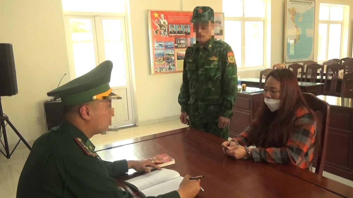 Các đối tượng khai nhận liên kết với nhau để vận chuyển ma túy. Ảnh: Mạnh Hùng.