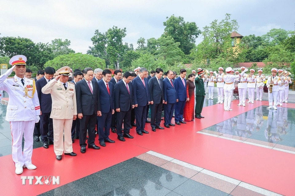 Đoàn đại biểu lãnh đạo, nguyên lãnh đạo Đảng, Nhà nước cùng các bộ ngành Trung ương đến đặt vòng hoa, dâng hương, tưởng niệm các Anh hùng liệt sỹ tại Đài Tưởng niệm các Anh hùng liệt sỹ trên đường Bắc Sơn. (Ảnh: Tuấn Anh/TTXVN)