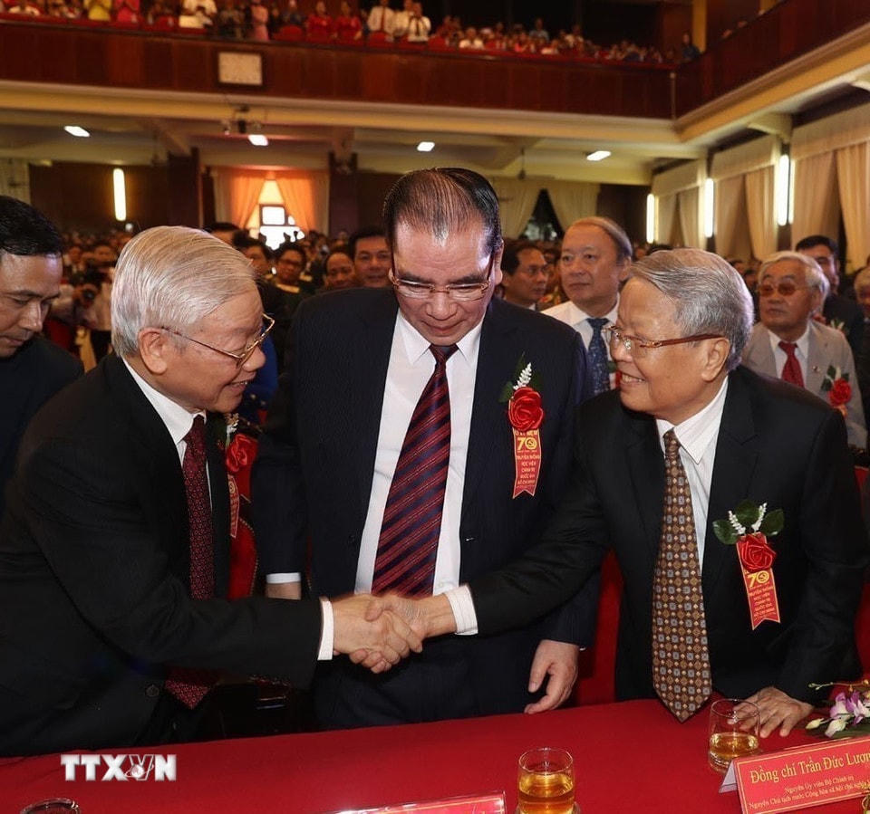 Tổng Bí thư, Chủ tịch nước Nguyễn Phú Trọng cùng nguyên Tổng Bí thư Nông Đức Mạnh và nguyên Chủ tịch nước Trần Đức Lương dự Lễ kỷ niệm 70 năm truyền thống Học viện Chính trị quốc gia Hồ Chí Minh (14/9/2019). (Ảnh: Trí Dũng/TTXVN)