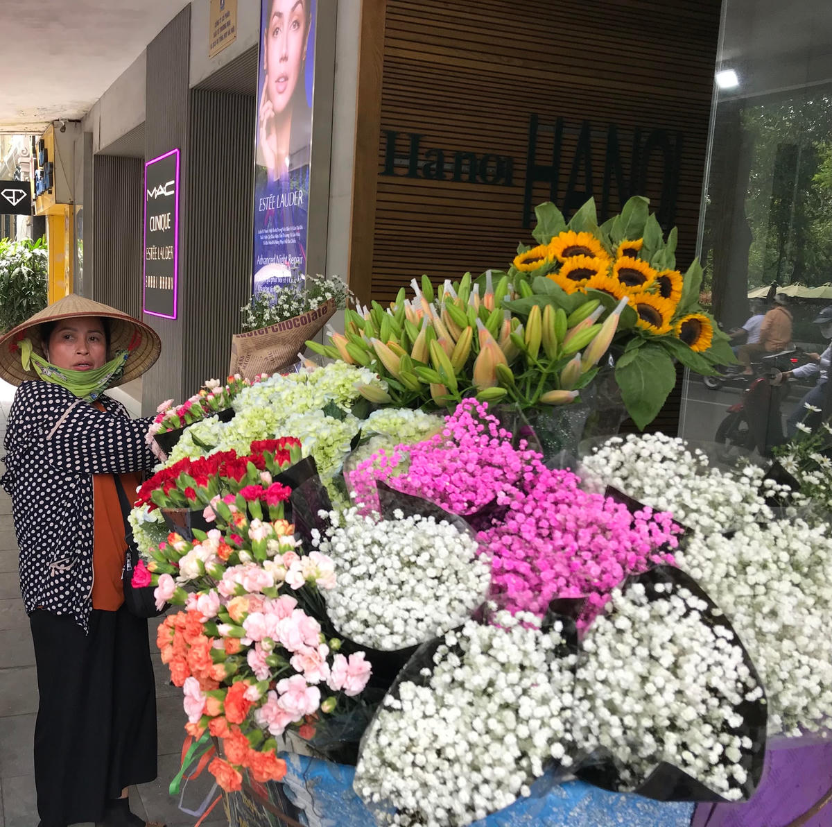 Mỗi người bán hàng sẽ tạo vẻ đẹp riêng cho từng “cửa hàng hoa di động”.  