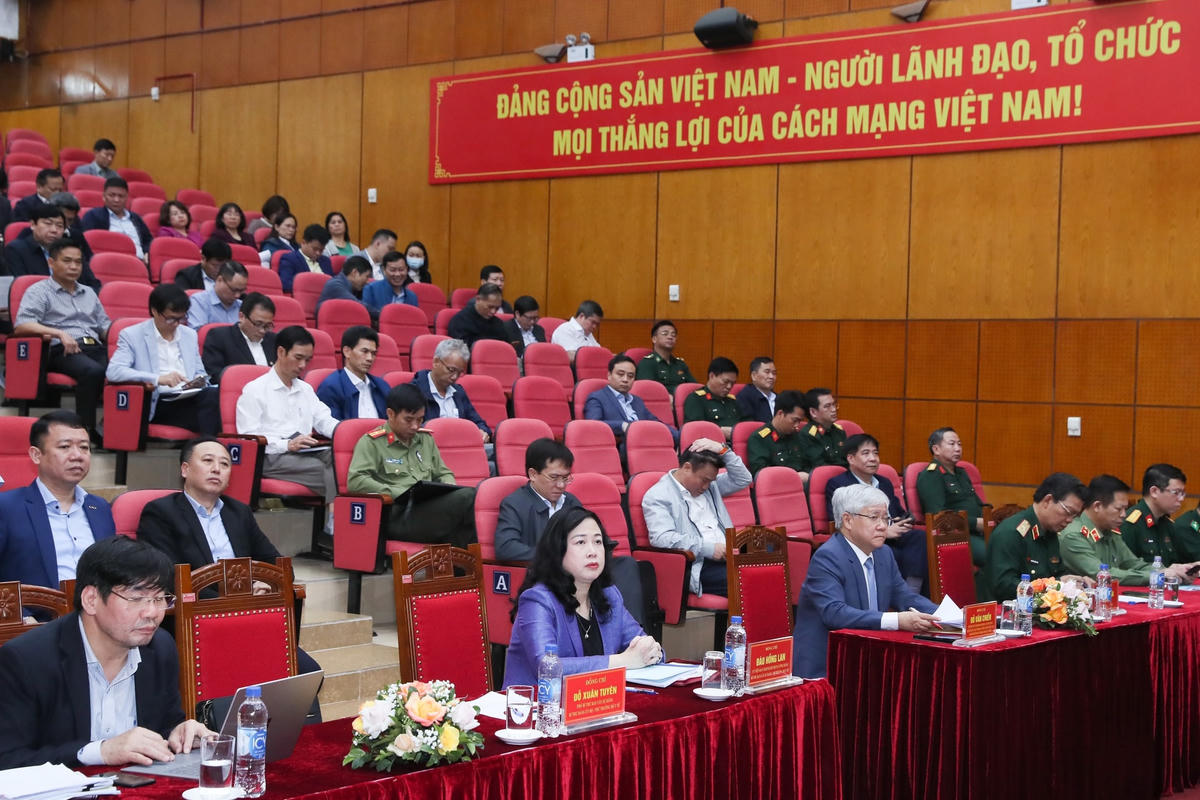 Chủ tịch Đỗ Văn Chiến và các đại biểu dự Hội nghị.