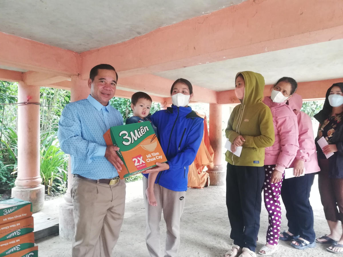400 phần quà đã được trao tặng đến người dân có hoàn cảnh khó khăn tại 2 xã Quảng Nhâm và Trung Sơn, huyện A Lưới.