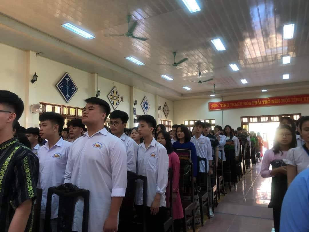 Học sinh Trường THPT dân tộc nôi trú tỉnh Thanh Hóa vui mừng khi được đến trường.