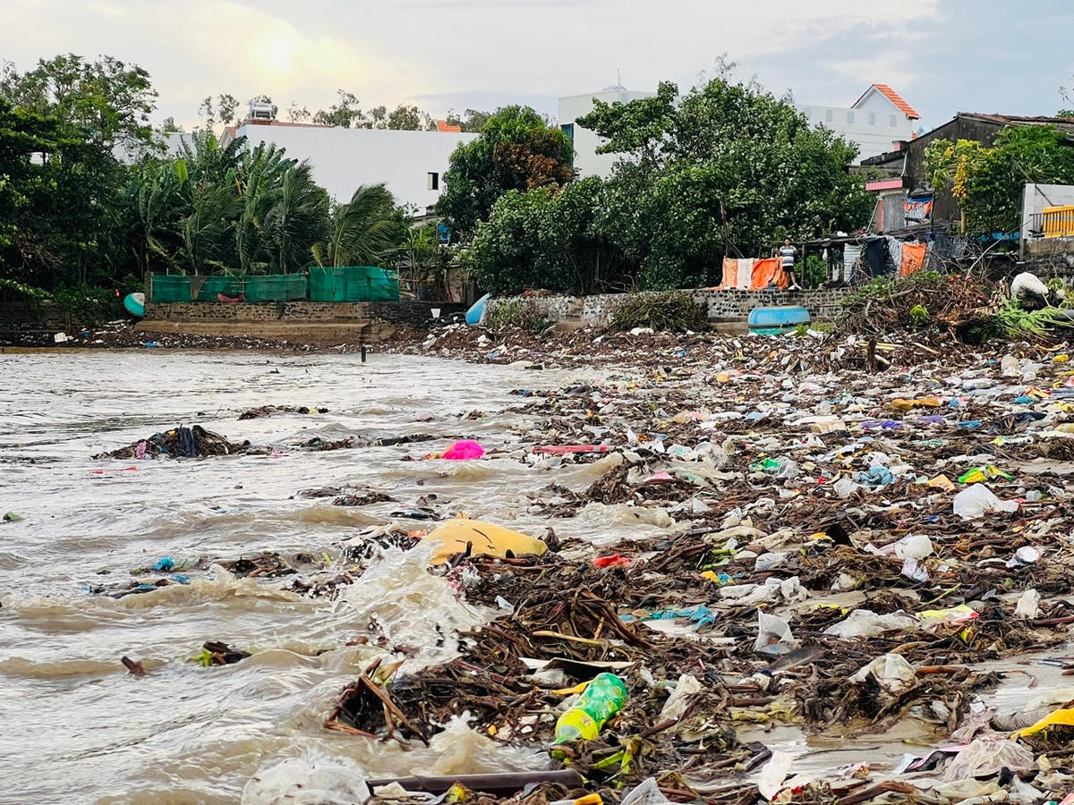 Rác thải tràn ngập bờ biển thôn An Vĩnh.